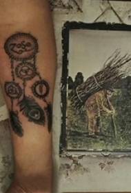 Татуировка на улов на мечта татуировка на момче, хващаща снимка на татуировката на мрежата