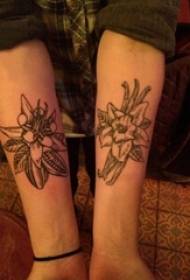 Braccio della ragazza sulla linea nera schizzo letterario bellissimo fiore tatuaggio immagine