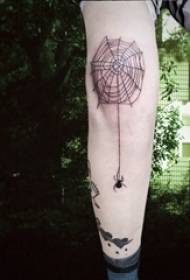 Рука школарца на црној геометријској једноставној линији тетоваже паукове мреже