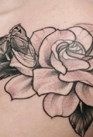 Braç de nena a la tècnica de picar negre planta de tatuatge de flors