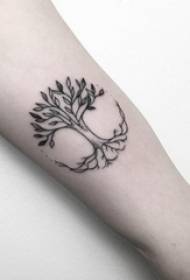 Brazo de la niña en la línea negra imagen creativa del tatuaje del árbol literario