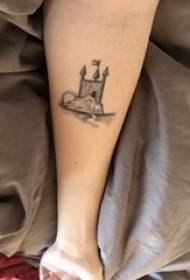 Tatuaje de brazo brazo de rapaza de material sobre tatuaxe de edificio negro