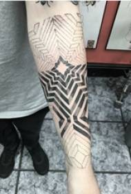 手臂紋身材料，黑色手臂上的男性幾何紋身圖片