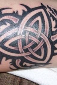 Brațul băiatului pe schiță gri negru punct înțepător cu totem tatuaj