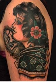 Un bracciu di ragazza dipinta à l'aquarellu schizzi solu una bella figura di tatuaggi di caratteri di ragazza