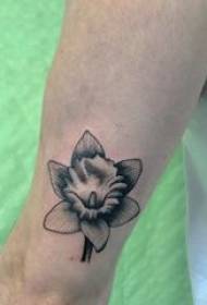 Braço da menina literária tatuagem flor na foto de tatuagem de flor preta