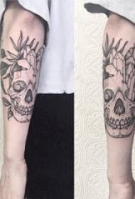 kafatası dövme kızın kolunda siyah gri dövme noktası kirpi dövme resim