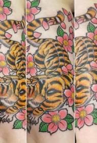 Tiger totem tattoo yaro hannun hannu a kan fure da kuma tiger tattoo hoto