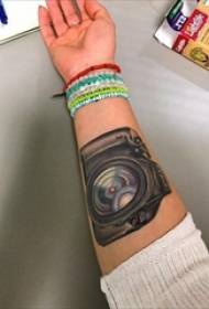 Le bras de la fille peint une image de tatouage de caméra littéraire créative à l'aquarelle