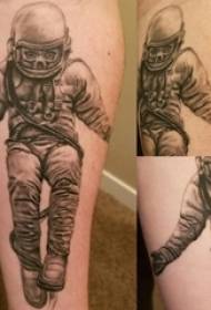 I-Astronaut tattoo yepateni yomfana kwi-tattoo ye-astronaut emnyama