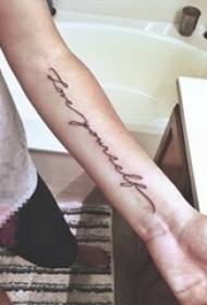 Braccio della ragazza sulla linea nera immagine di tatuaggio inglese significativo corpo di fiore creativo