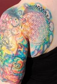 Vajzë me tatuazh pikturuar pikturuar tatuazh në krah