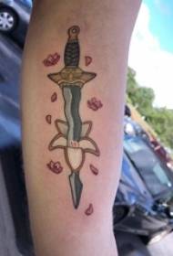 O brazo da rapaza pintou liñas simples flores de plantas e fotos de tatuaxe de puñal