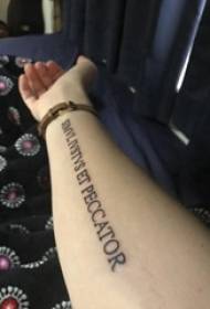 Rankos tatuiruotės paveikslėlio mergaitės ranka ant juodos angliškos frazės tatuiruotės paveikslas
