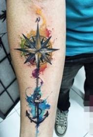 Zēna roka uz melni pelēkas skices kompasa un enkura šļakatu tintes tetovējuma attēla