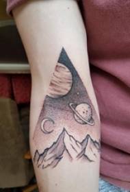 Ramię uczennicy na czarnym punkcie tatuaż geometrycznej abstrakcyjnej linii planety i obraz tatuażu górskiego