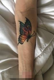 女孩手臂上的彩色墨水蝴蝶紋身圖片