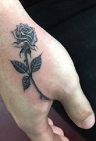 Mergaitės rankos ant juodos linijos eskizo literatūrinės gėlių tatuiruotės paveikslėlis