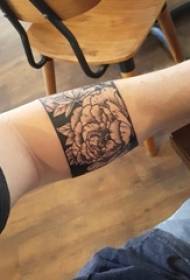 Jongensarm op zwarte punt tattoo geometrische lijn plant bloem armband tattoo afbeelding