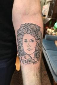 Braç de noi sobre línia negra tatuatge de figura literària bella figura literària