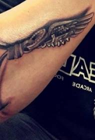 3D křídla tetování mužské paže na obrázek 3D křídla tetování
