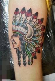 Fata pictată pe brațul unui bărbat indian ca o imagine de tatuaj