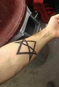 Геометрична татуировка мъжки ученик ръка върху черна геометрична татуировка снимка