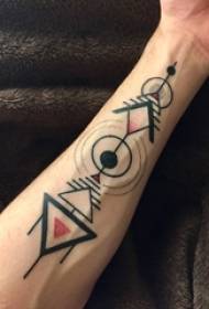 ແຂນຂອງເດັກຊາຍໄດ້ແຕ້ມຮູບແຕ້ມດ້ວຍນ້ ຳ ສີອົງປະກອບເລຂາຄະນິດ geometry ຮູບແຕ້ມ tattoo totem ແບບຄລາສສິກ