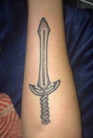Braccia dei ragazzi sull'immagine creativa nera del tatuaggio della spada di Grey Sketch Sting Tips