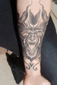 Boy's arm op zwart grijs schets punt doorn vaardigheid dominante delicate tattoo foto