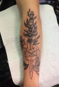 Tatuajes de dagas europeos y estadounidenses brazos de niños en flores y fotos de tatuajes de dagas
