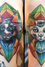 カップルの腕に描かれた水彩スケッチ横暴なかわいい猫のタトゥーの写真