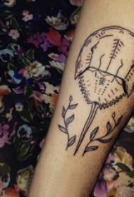O braço da menina na imagem de tatuagem de flor bonita literária de linha preta