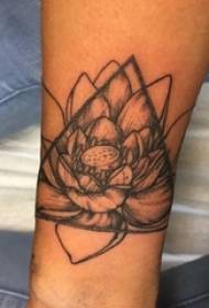 Gadis tato lengan lotus tidur pada gambar segitiga hitam dan tato lotus
