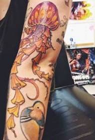 Момиче с ръка на татуировка на медузи на татуировка на медузи