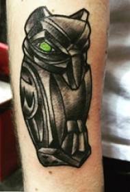Jongen Aarm op Schwaarz Grey Sketch Sting Tipps Domineering Owl Tattoo Picture