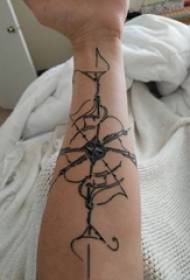 Ramię dziewczyny na czarnej linii szkic obrazu tatuaż kreatywny kompas