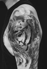手臂写实的老虎头个性纹身图案