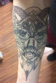 男生手臂上黑色灰色素描幾何元素創意圖騰紋身圖片