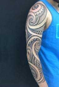 Boys arm on black line geometric element creative domineering tribal tattoo picture