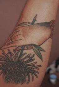 Zēnu roka, kas apgleznota uz gradienta vienkāršas līnijas roku un augu ziedu tetovējuma attēla
