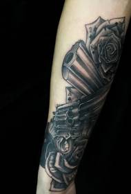 Рука гральних карт з пістолет троянди особи татуювання візерунок