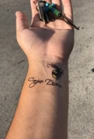 Pigens arm på sort linje skitserer kreativ blomsterlegeme engelsk tatoveringsbillede