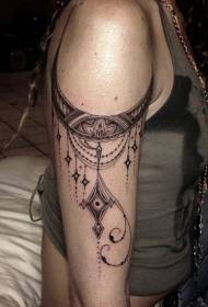 Mooie totem decoratieve tatoeage op de arm