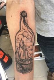 Ruka školarca na slici tetovaže jedrilice i bočice tetovaža geometrijske crte skice