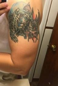Тетоважа во боја, машка рака, обоена тетоважа со змеј слика