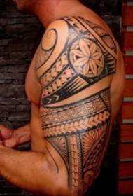 Half-arm tattoo totem pattern male upper arm half-wall tattoo totem pattern