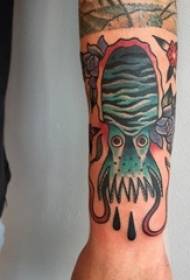 Kleine octopus tattoo gekleurde octopus tattoo foto op mannelijke arm
