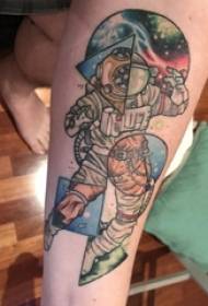 グラデーションの幾何学的なシンプルなラインの惑星と宇宙飛行士のタトゥー画像に描かれた男の子の腕