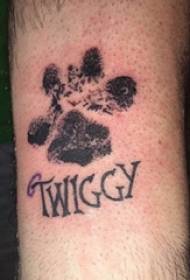 Koiran kynsi tatuointipojan käsivarsi koiran tassulla ja englantilainen tatuointikuva